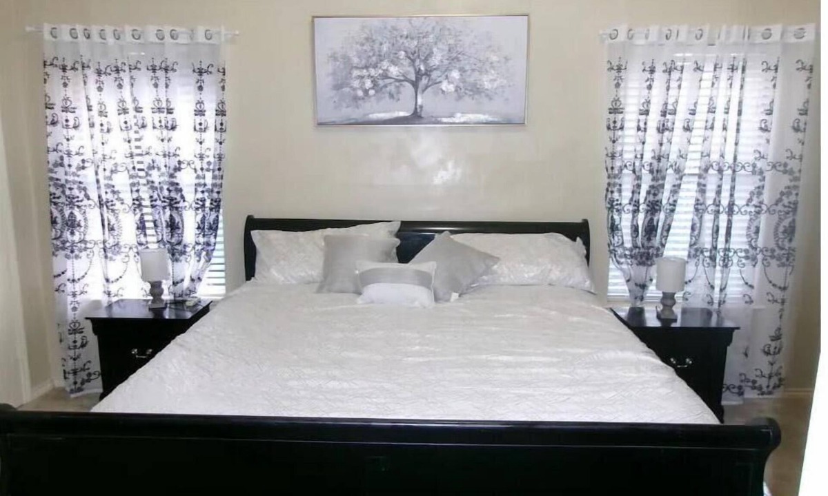 Kingwood House | Townhouse near bush airport