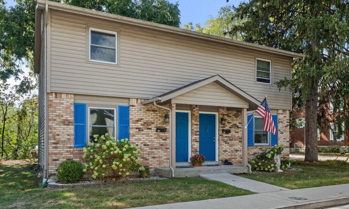 St. Charles House | Townhouse on Perry - Walk to Main Street