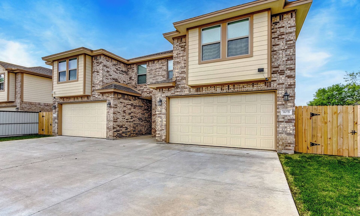 Central Southwest House | Townhouse Yard Sleeps 6 Near Med Center, DT