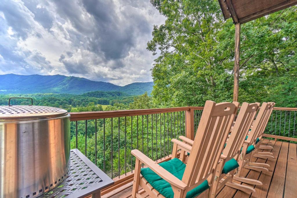 Townsend House | Townsend Retreat with Deck and Private Hot Tub!