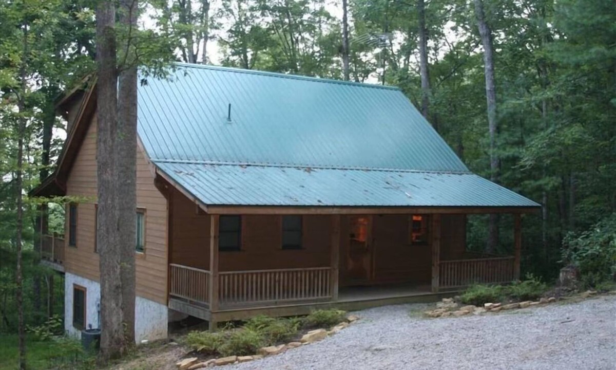 Townsend Cabin | Townsend, Tn & Smoky Mountains! Wooded Privacy & Sleeps 15