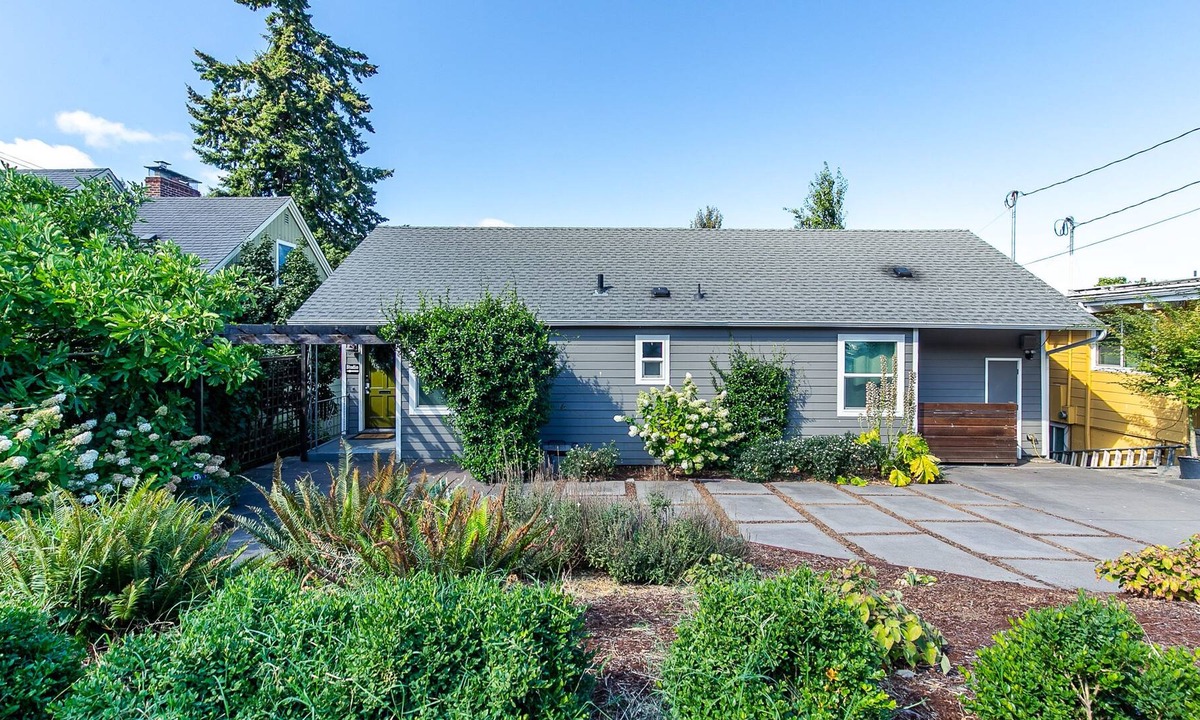 Amazon Apartment | Tracktown Charmer- 1 Bedroom Studio