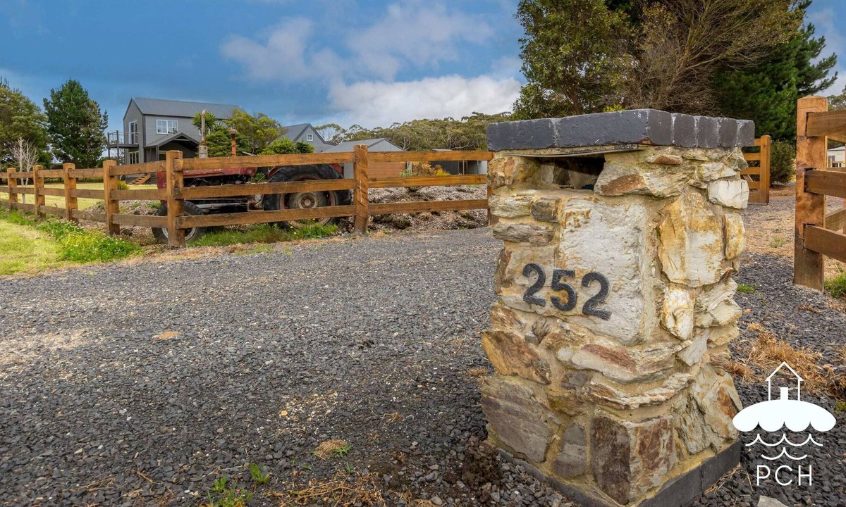 Fish Creek House | Tractor Summary: Styl