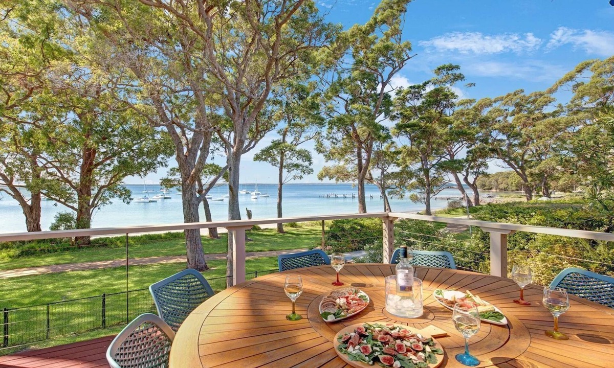 Callala Bay House | Tradewinds – extensive deck over the water