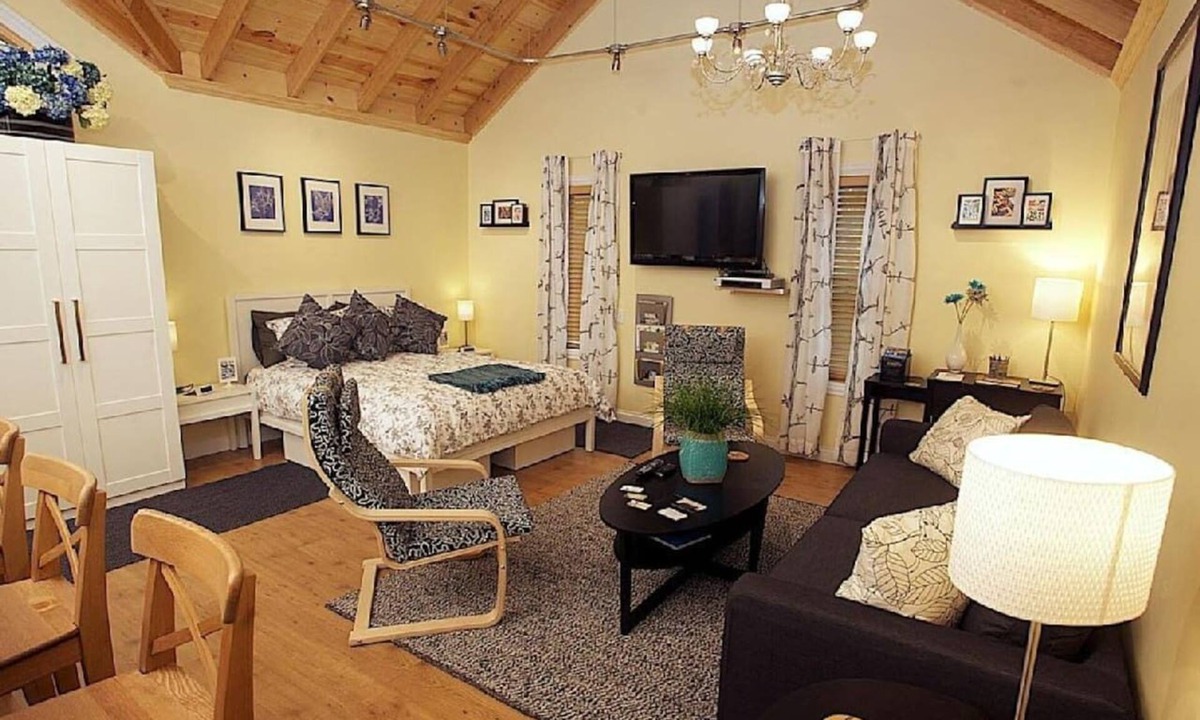 Lindsborg Apartment | Tradhuset Swedish Studio with Private Deck
