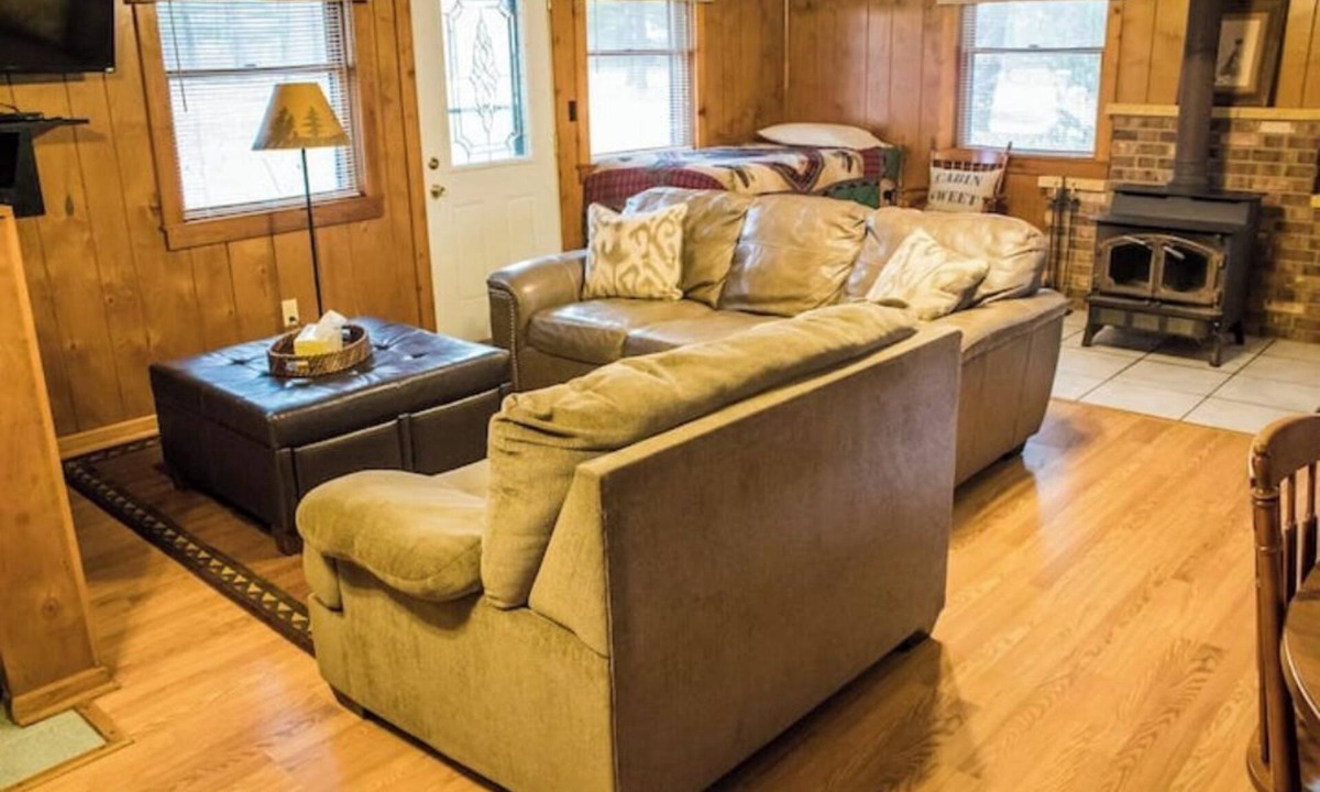 Triumph Cabin | Trading Post cabin near Starved Rock at Kishauwau Cabins - sleeps 6, no animals