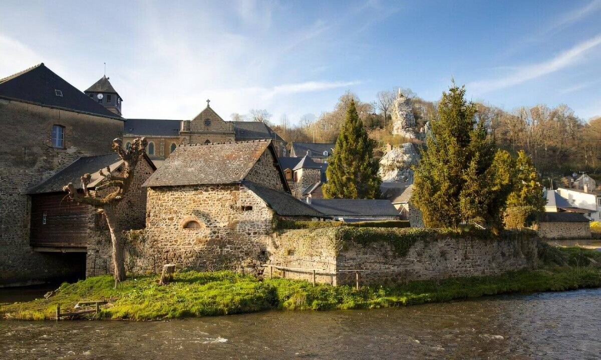Chailland House | Traditional 18th-century farmhouse renovated in 2022