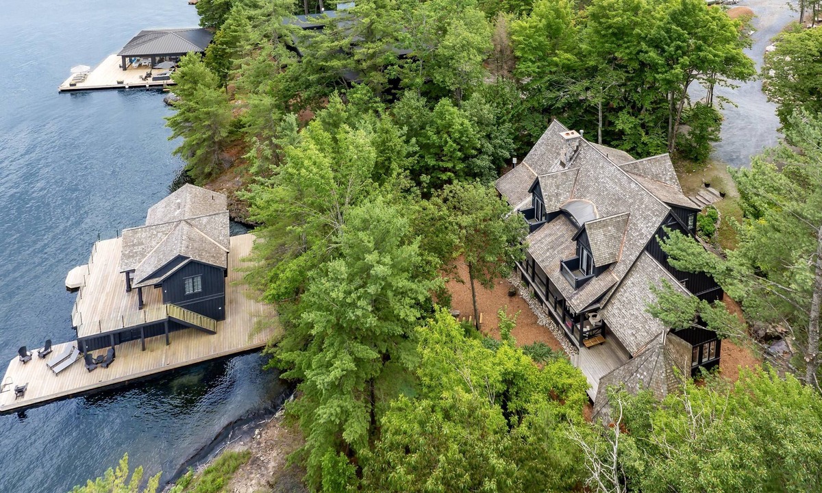 Muskoka Lakes Cottage | Traditional 6 bed 5 bath cottage on Lake Joseph with matching Boathouse