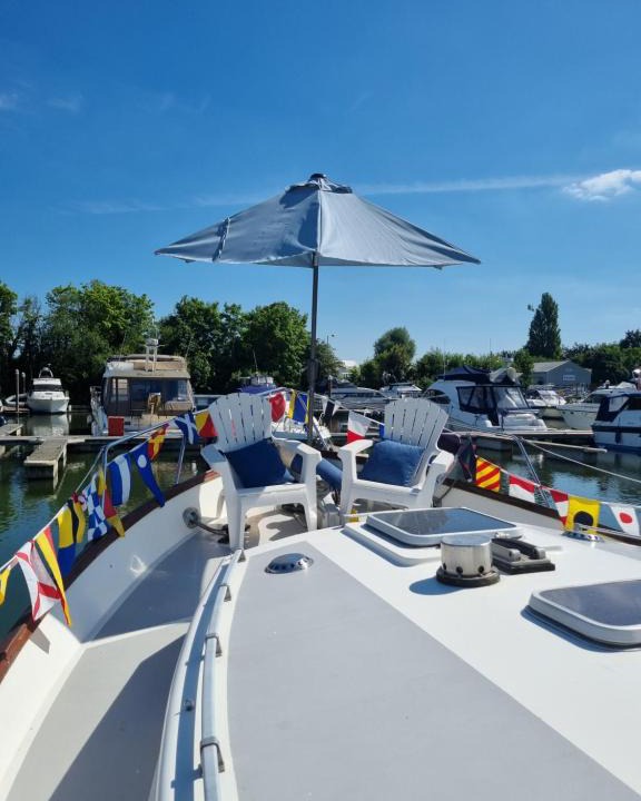 Runnymede Boat Rental | Traditional boat