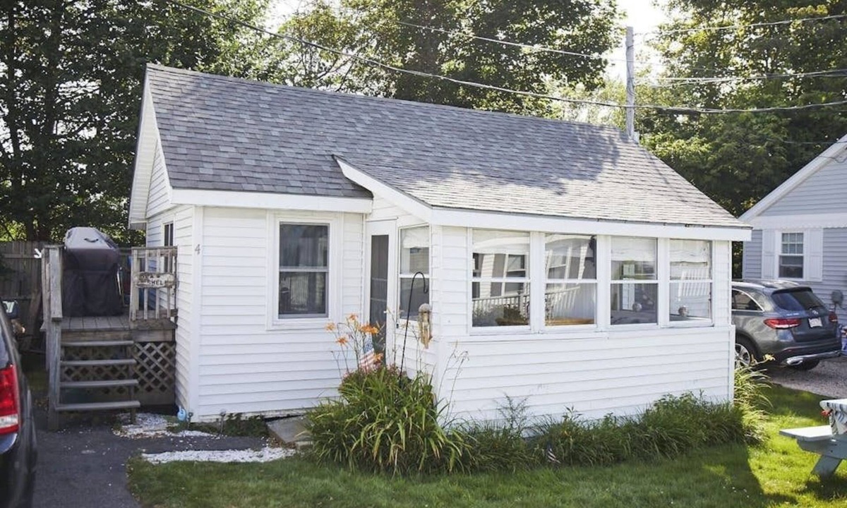 York Beach Cottage | Traditional Centrally Located Cottage.walk to downtown and beaches