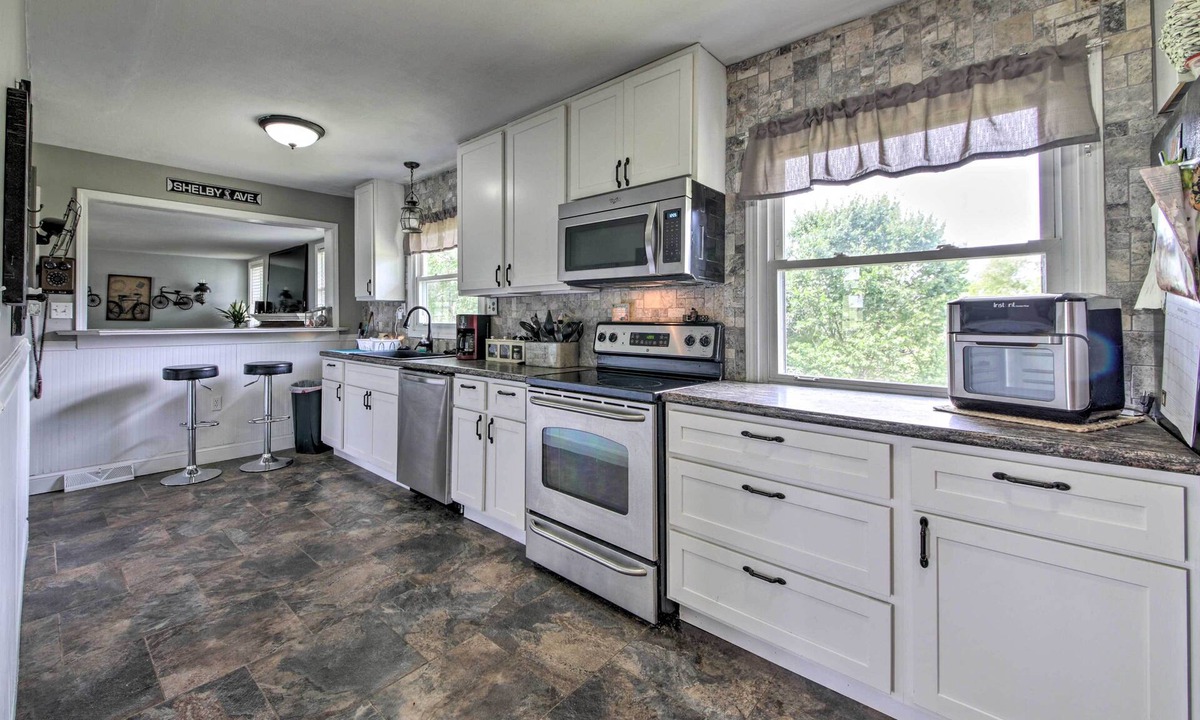De Soto House | Traditional Country Home in De Soto w/Yard!