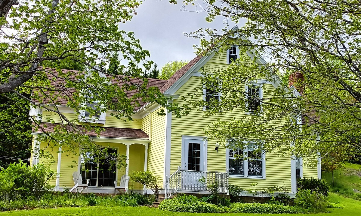 Lunenburg County House | Traditional Maritime Home with Lake Frontage close to South Shore attractions