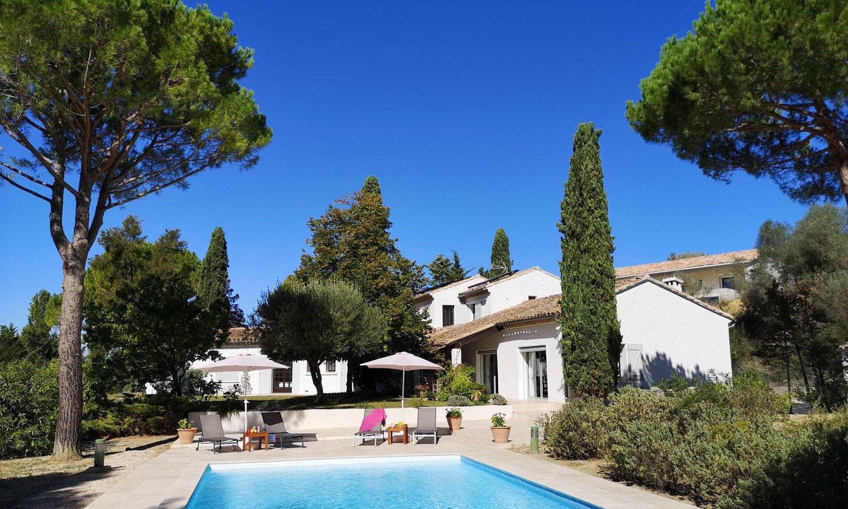 Campagnan Villa | Traditional southern style villa with private large garden and swimming pool