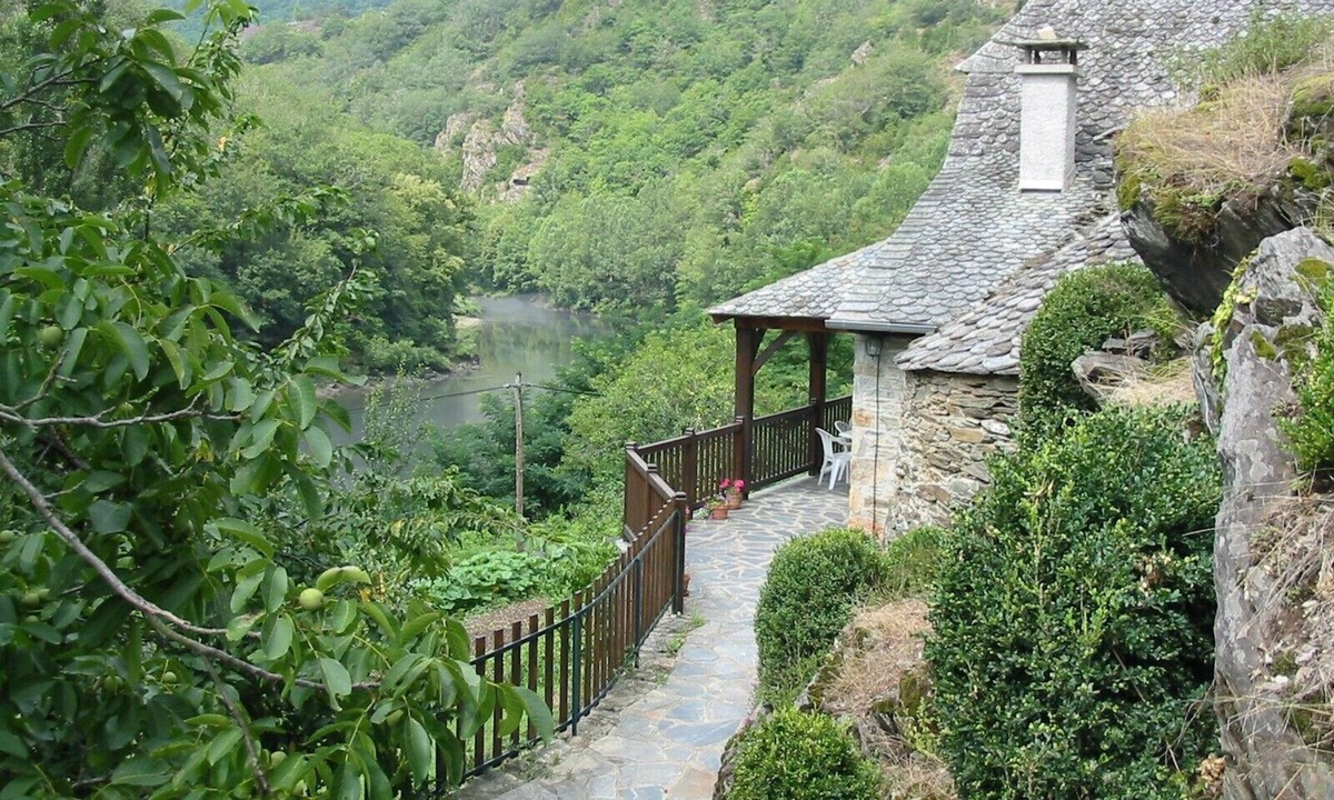 Senergues Cottage | Traditional stone cottage with pool and river frontage