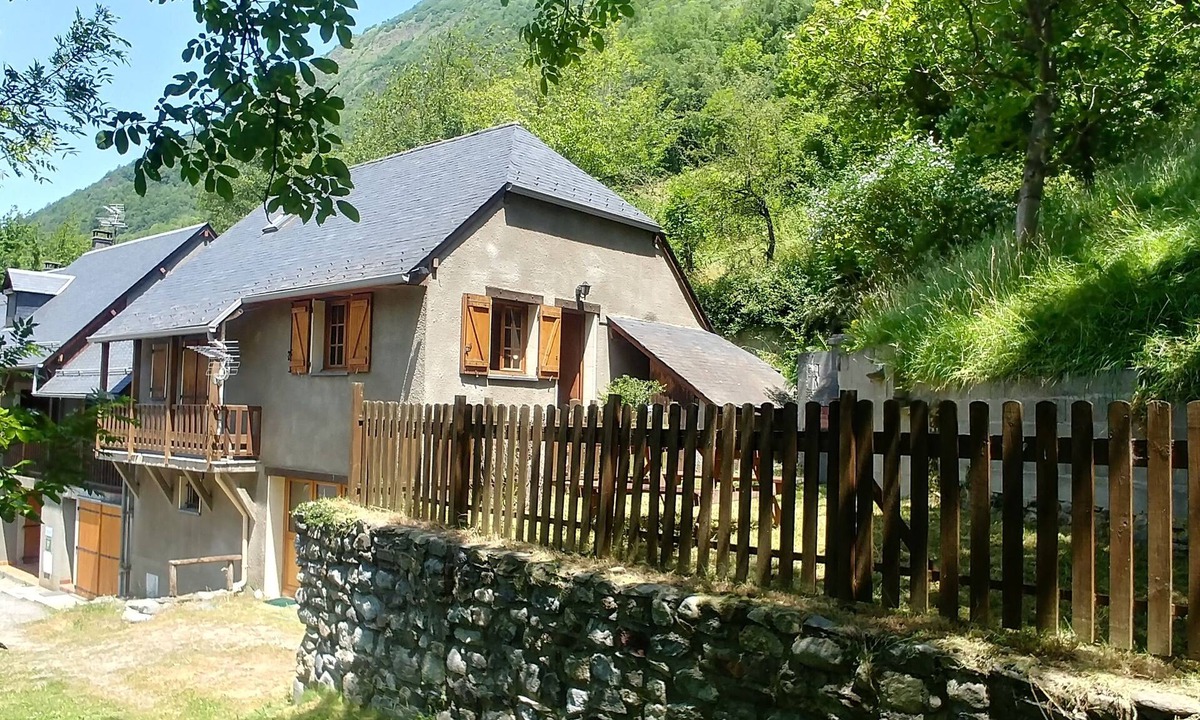 Esquieze-Sere House | Traditionnal house, montain view, garden, calm, close to all amenities.