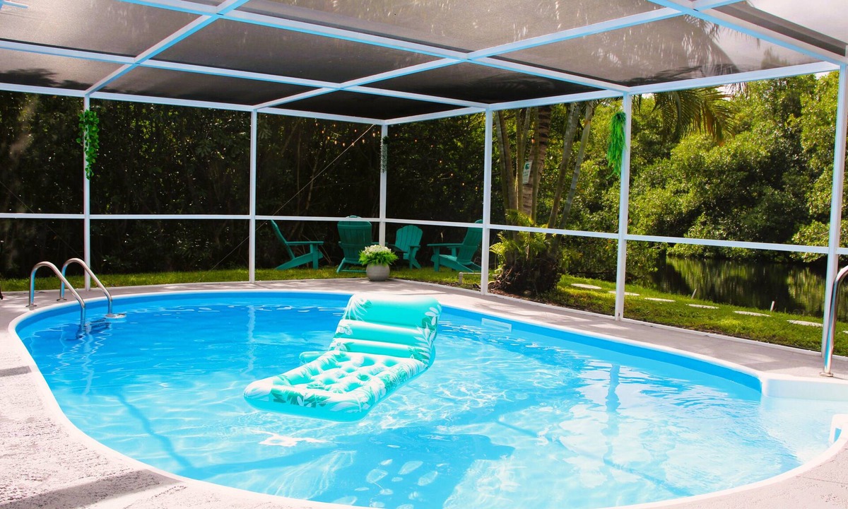 Fort Myers House | Trae snacks y relájate–Frente al agua–Piscina–Cuna –Mascotas– Kayaks–BBQ