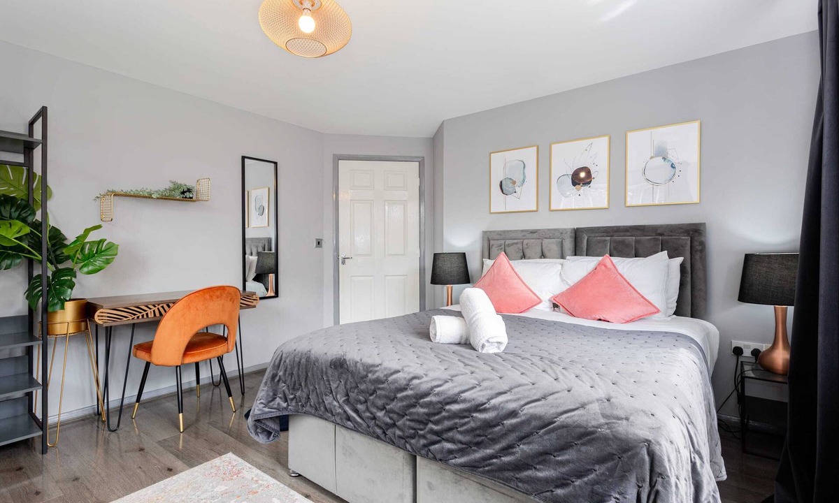 Irlam Apartment | Trafford Centre Cityscape Hideaway – Free Parking