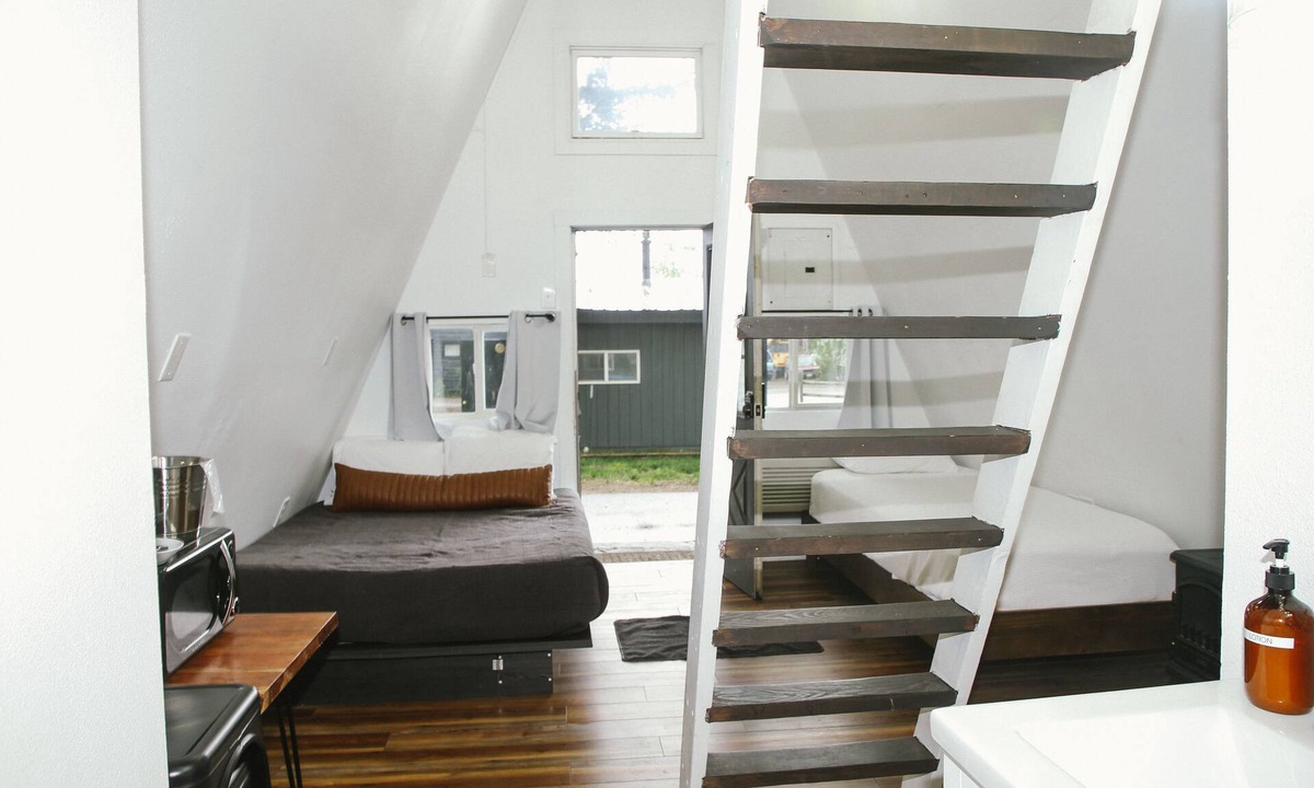 Meeker Hotel | Trailhead Cabins & Lodging