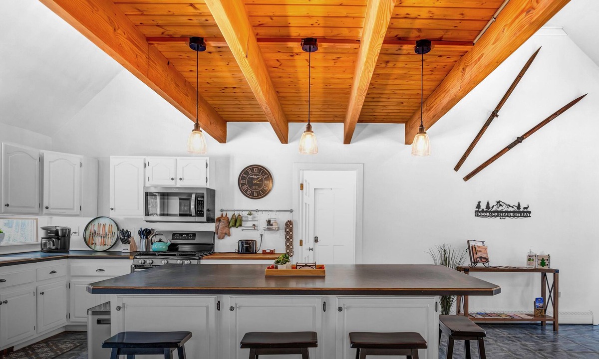 North Conway House | Trails, Kids Loft, Firepit, and Walk to the Village