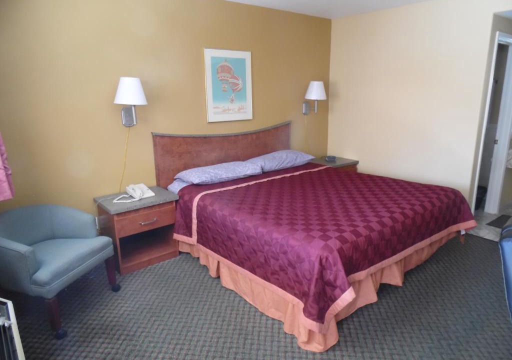 Lone Pine Hotel | Trails Motel