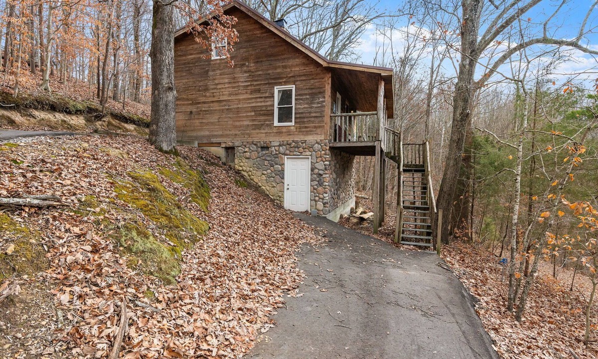 Franklin Cabin | TRAILS & TRANQUILITY - Cozy Cabin on 30 Acres