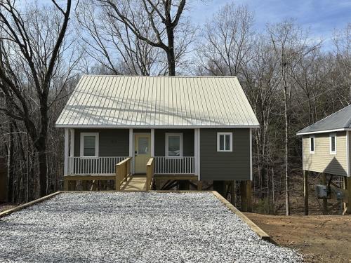 Farmville House | Trailside 2BR Cottage Walk Downtown Greenfront