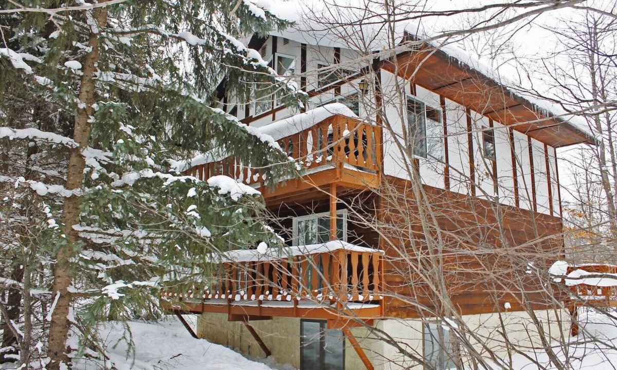 Bessemer Ski Chalet | Trailside Home on Powderhorn Mountain with A Sauna and Hot Tub