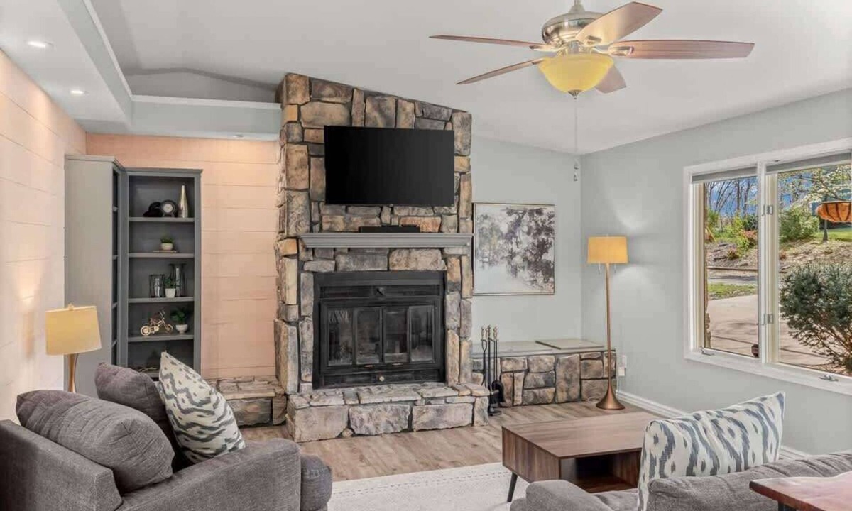 Bella Vista House | Trailside Retreat w/Fire Pit & Garage