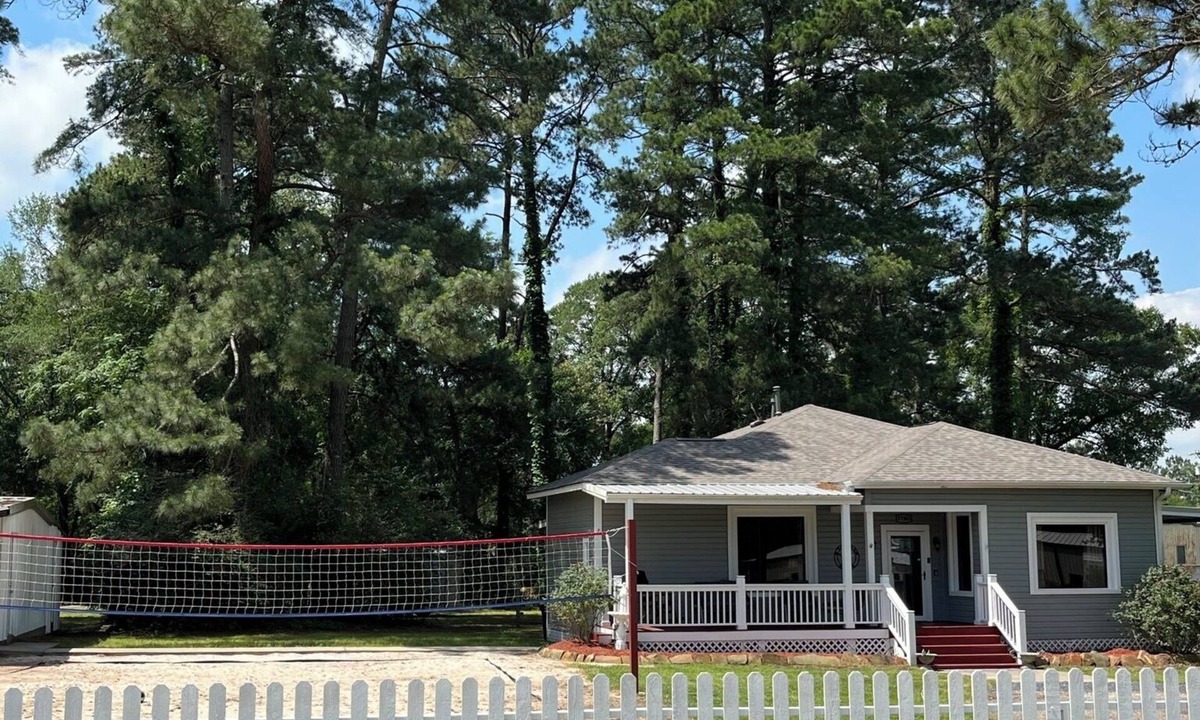 Montgomery House | Train Depot 3 BR Home w/Pool, Sand Volleyball and Pool Table