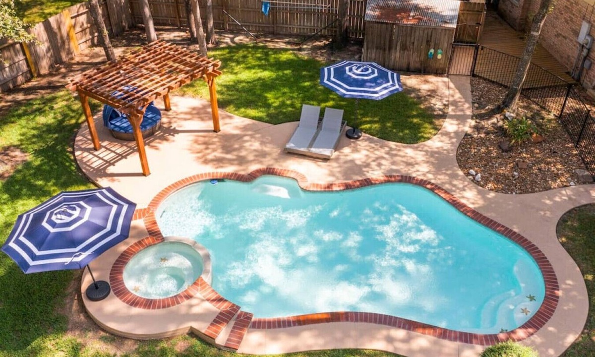 Willow House | Train Themed 5BR with Heated Pool Hot Tub EV Charger Sleeps 16