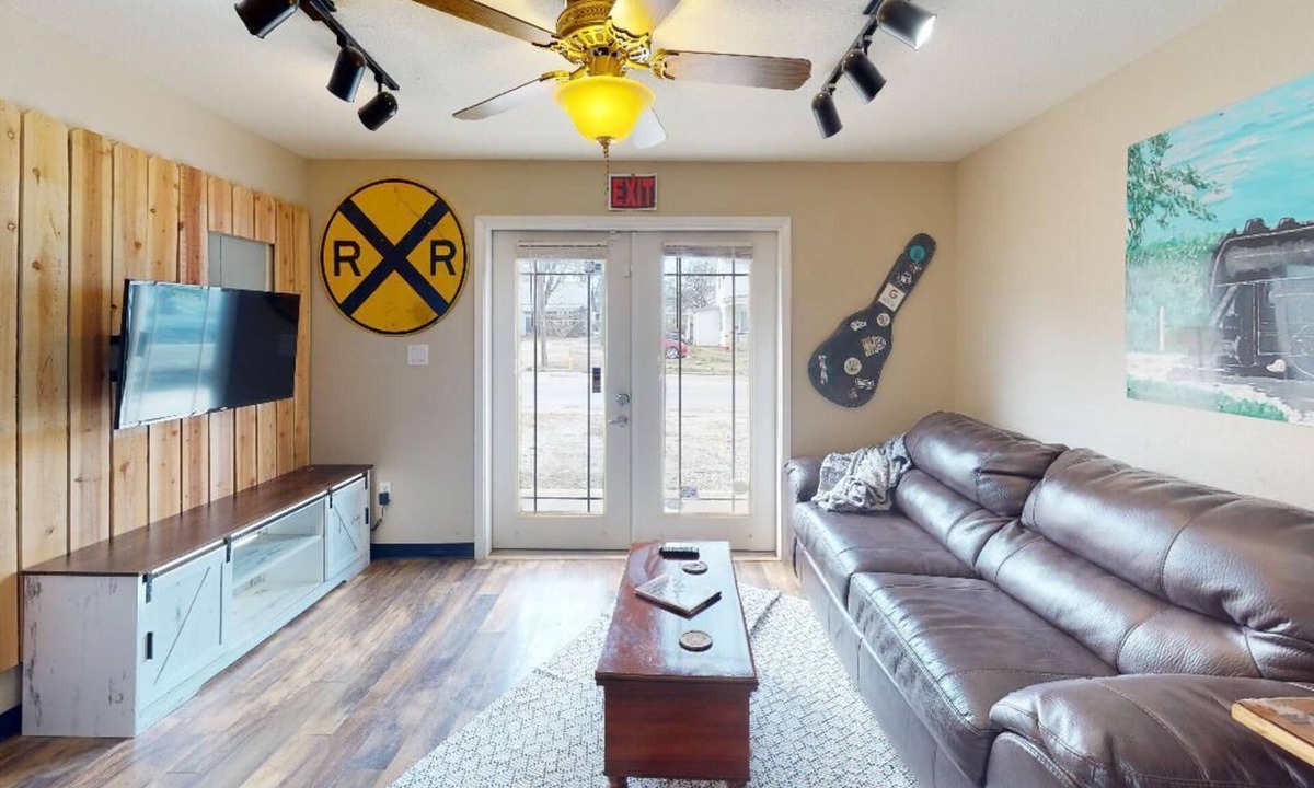 Neosho Apartment | Train Themed Accommodations Near Neosho Square! Side B