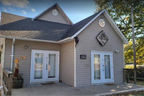 Neosho Apartment | Train Themed Hobo Hideaway Near City Square