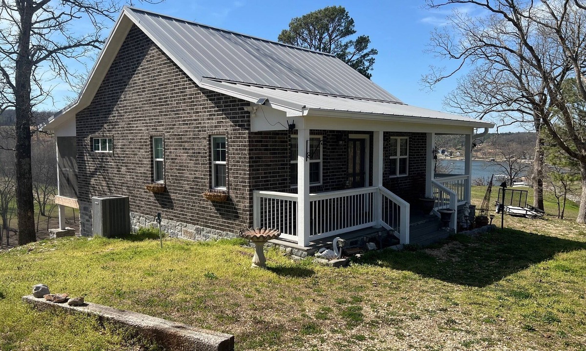 Grove House | Tranquil 1 bed cabin w 27 ft deck overlooking beautiful Grand Lake in Grove OK