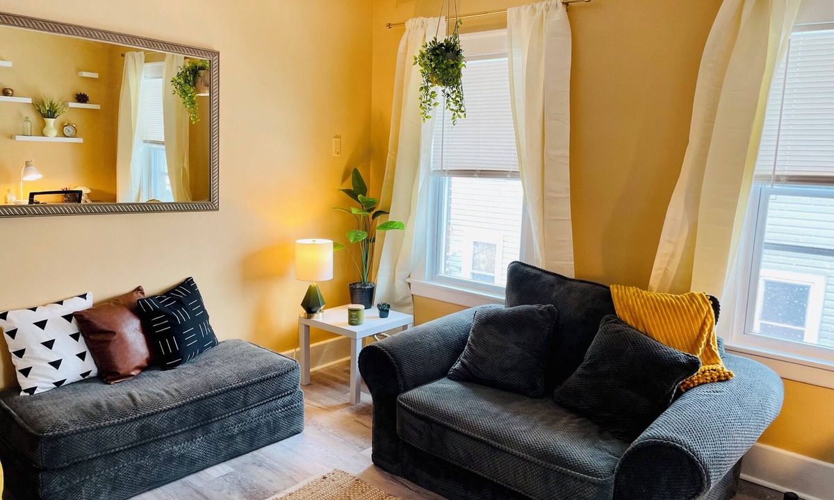 Waukegan Apartment | Tranquil 1-bedroom apartment near Navy Base in charming Waukegan