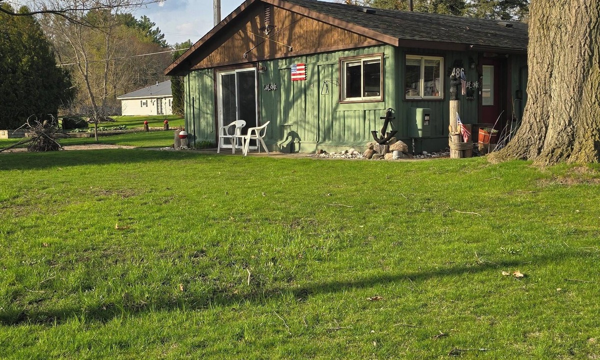 Sanford House | Tranquil 1-bedroom Cabin on Beautiful Sanford Lake!