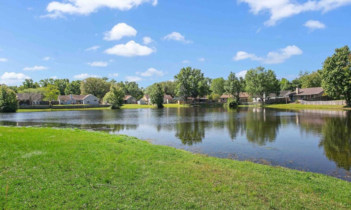 Jacksonville House | Tranquil 2 bdr home - lake view, grill, playground