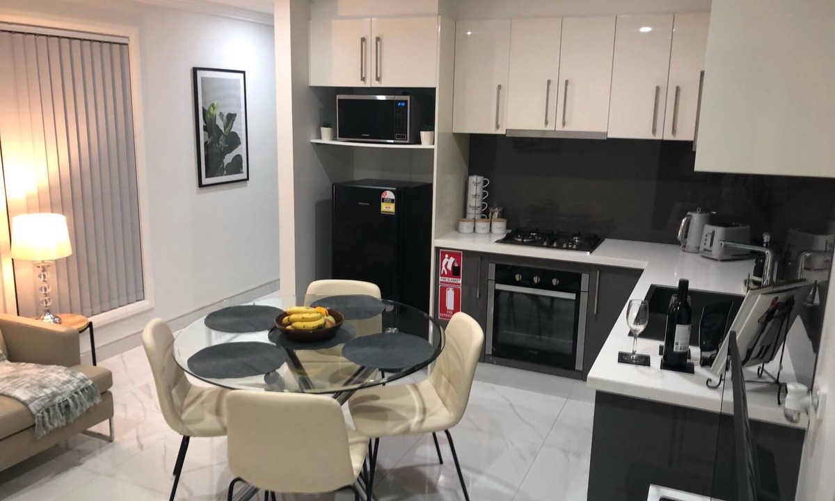 Campbelltown House | Tranquil 2 bedroom flat with private courtyard