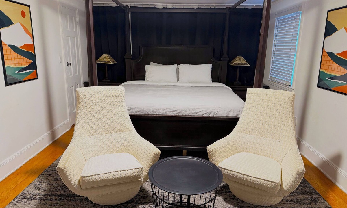 Roosevelt House | Tranquil 2 BR house with modern touches