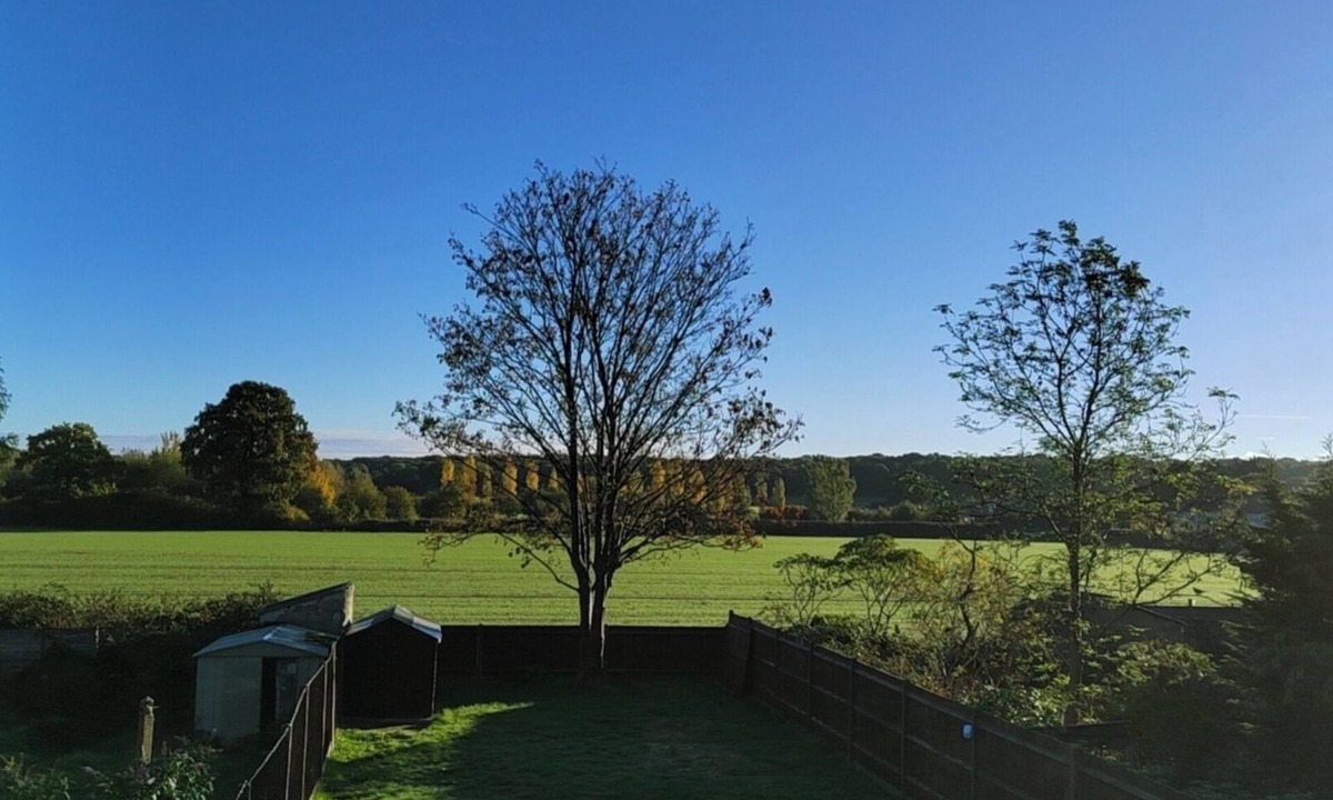 Bromley Common and Keston House | Tranquil 3-Bed Home with Garden View and Parking