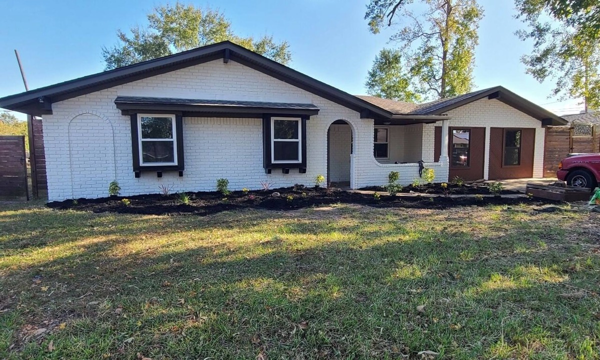 Orange House | Tranquil 3-bedroom house with soaking tubs in charming Orange