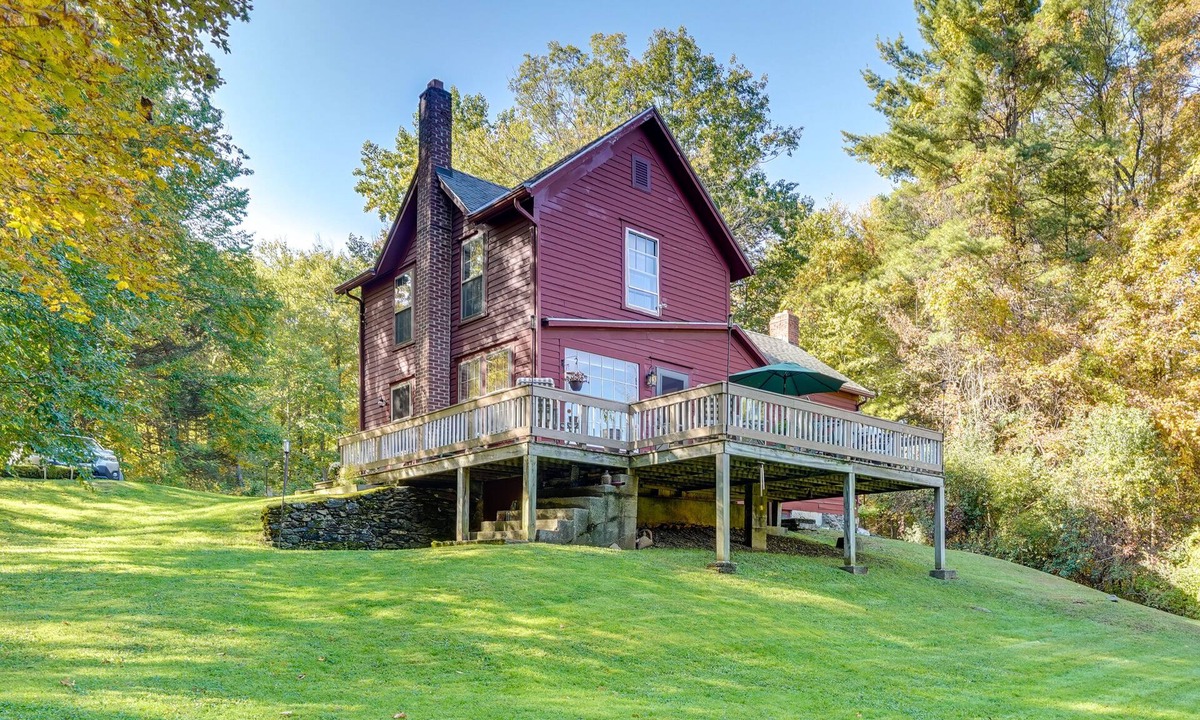 Glendale House | Tranquil 3 BR Stockbridge House w/Private Deck!