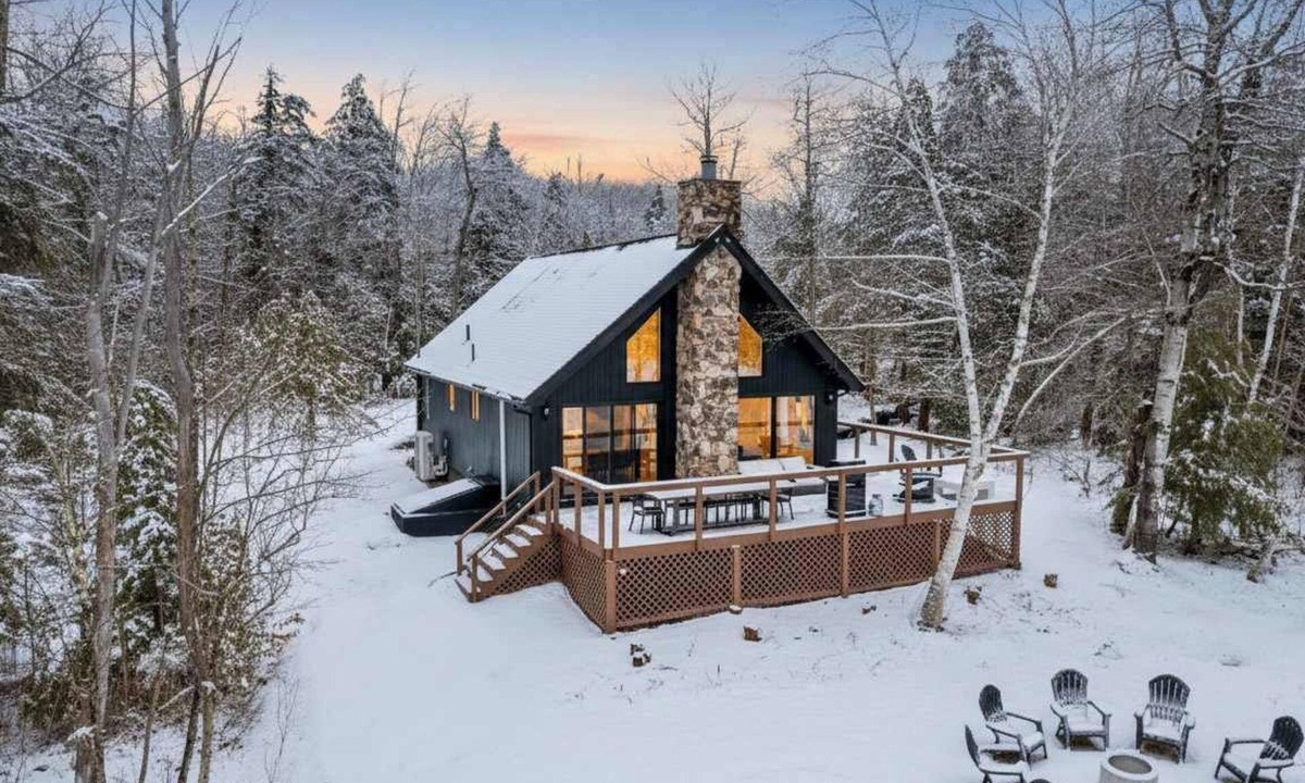 Becket House | Tranquil 3-BR Waterfront Retreat