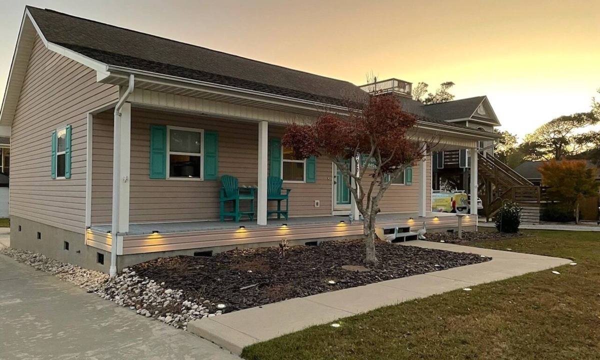Yaupon Beach House | Tranquil Breeze - Book now summer is filling fast! 5 min. walk to the beach!