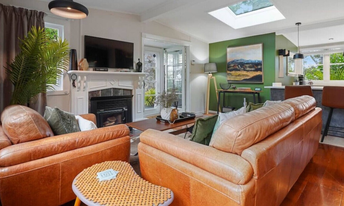 Titirangi House | Tranquil Bush Haven | Gardens - Bayview | WiFi