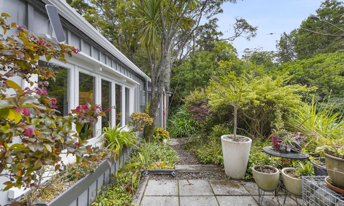 Titirangi Apartment | Tranquil Bush Haven - Gardens - Bayview