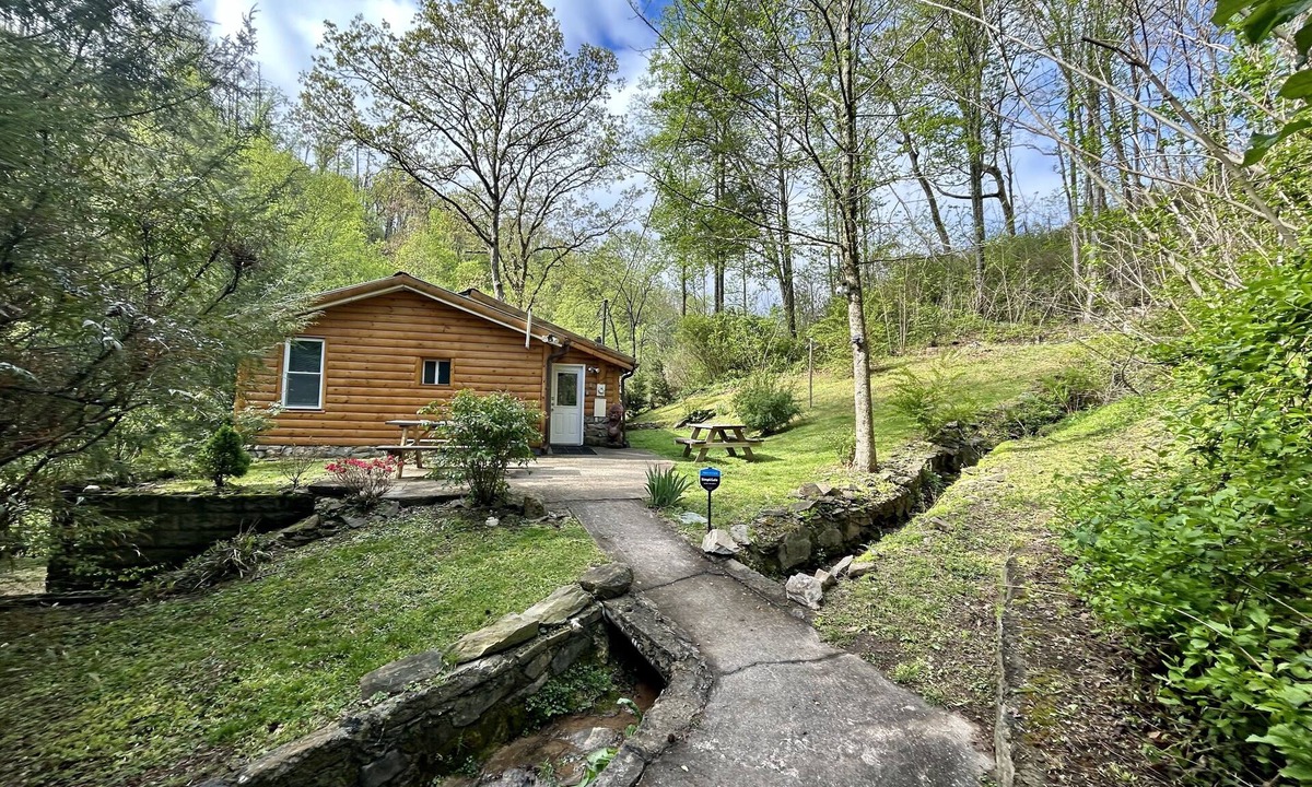 Gatlinburg House | Tranquil cabin on 2 acres, creek, bbq, fire pit 1min to dwtn Gat, 5 min P. Forge