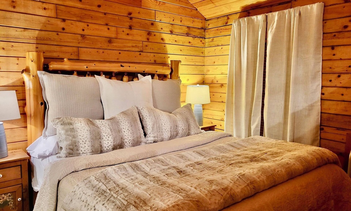 Eureka Springs Cabin | Tranquil Cabin- Perched on Mountain Top boasting jacuzzi for two and expansive deck with views! Trail & Cave on Property!