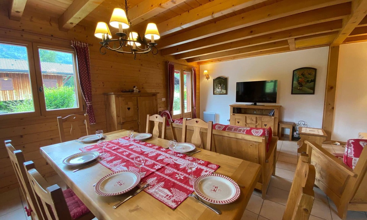 Montanaire Ski Chalet | Tranquil Chalet - 3BR, Terrace, Near Village, Pet-Friendly, Free Shuttle