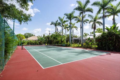 South Sarasota Villa | Tranquil Court Oasis