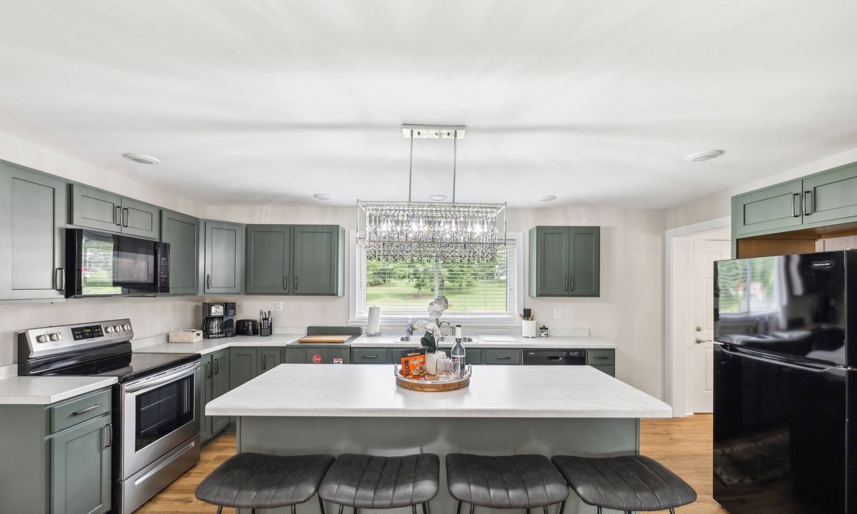 Maryville House | Tranquil Cozy 3BR Home with Deck & BBQ by RedAwning